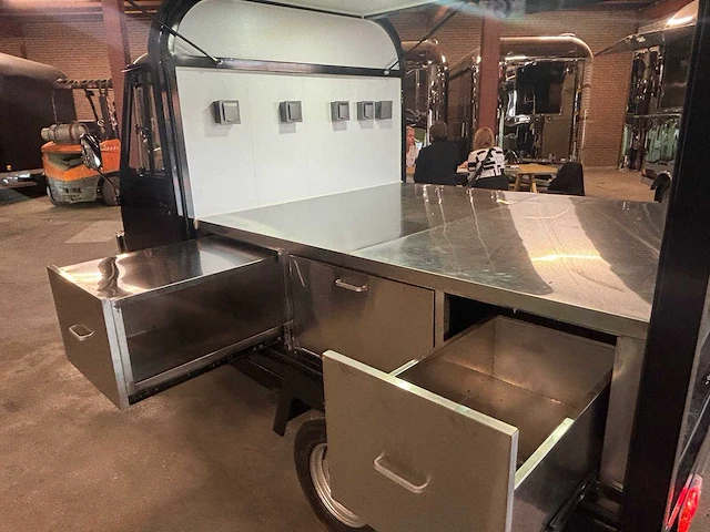 2026 - vespa (look) - barista - foodtruck - afbeelding 13 van  24