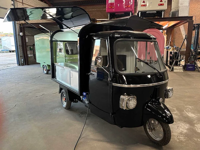 2026 - vespa (look) - barista - foodtruck - afbeelding 16 van  24