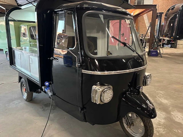 2026 - vespa (look) - barista - foodtruck - afbeelding 17 van  24