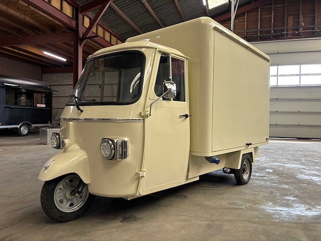 2026 - vespa (look) - liftroof - foodtruck - afbeelding 1 van  20