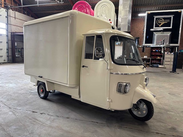 2026 - vespa (look) - liftroof - foodtruck - afbeelding 16 van  20