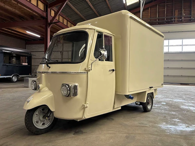 2026 - vespa (look) - liftroof - foodtruck - afbeelding 1 van  20