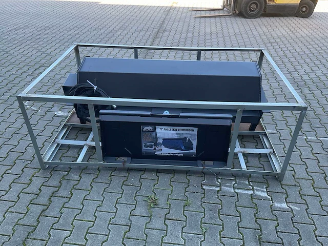 2026 rhino-cross 72 inch veeg / borstel machine ten behoeve van schranklader / shovel - afbeelding 10 van  13