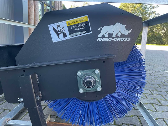 2026 rhino-cross 72 inch veeg / borstel machine ten behoeve van schranklader / shovel - afbeelding 13 van  13