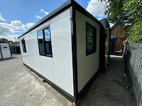 2026 rhino houses 36,5 m2 wit 2 slaapkamers, badkamer en keuken mobiele woonunit / tiny house met luifel / balkon - afbeelding 3 van  6