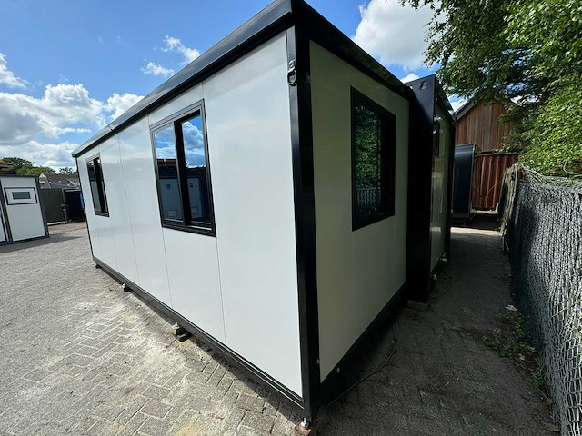 2026 rhino houses 36,5 m2 wit 2 slaapkamers, badkamer en keuken mobiele woonunit / tiny house met luifel / balkon - afbeelding 3 van  74
