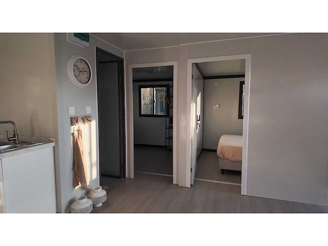 2026 rhino houses 36,5 m2 wit 2 slaapkamers, badkamer en keuken mobiele woonunit / tiny house met luifel / balkon - afbeelding 20 van  74