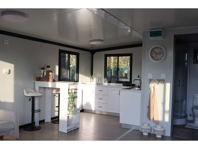 2026 rhino houses 36,5 m2 wit 2 slaapkamers, badkamer en keuken mobiele woonunit / tiny house met luifel / balkon - afbeelding 35 van  39