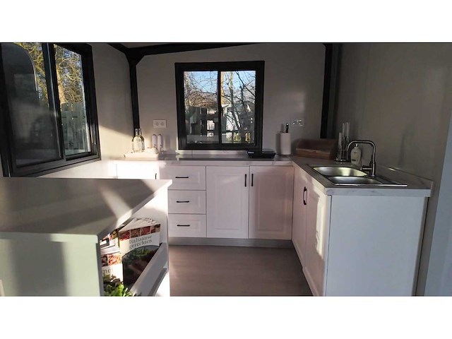 2026 rhino houses 36,5 m2 zwart 2 slaapkamers, badkamer en keuken mobiele woonunit / tiny house met luifel / balkon - afbeelding 22 van  37