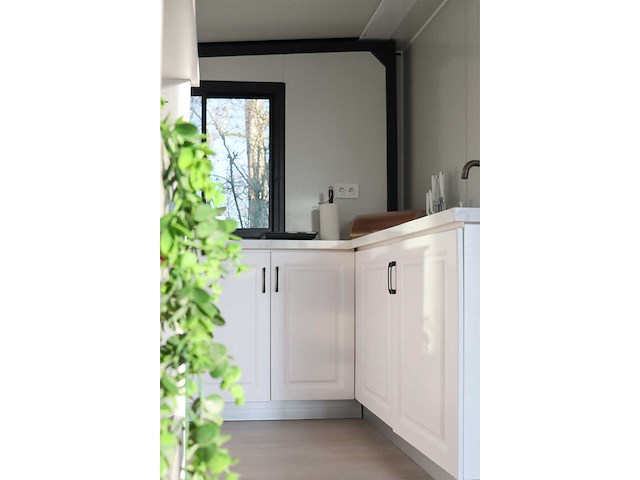 2026 rhino houses 36,5 m2 zwart 2 slaapkamers, badkamer en keuken mobiele woonunit / tiny house met luifel / balkon - afbeelding 11 van  49