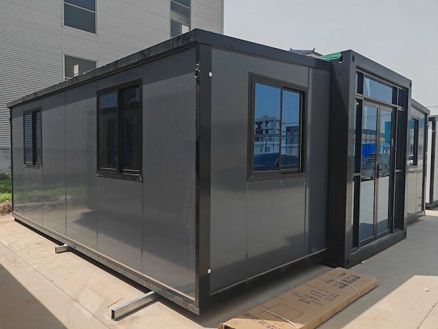 2026 rhino houses 36,5 m2 zwart 2 slaapkamers, badkamer en keuken mobiele woonunit / tiny house met luifel / balkon - afbeelding 5 van  18
