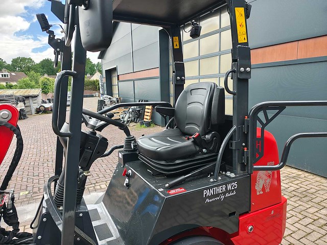 2026 w25 kubota 4 cil en rexroth hydrauliek - afbeelding 16 van  44