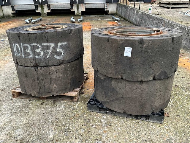 20.5-25 volrubber industrie band met velg (4x) - afbeelding 8 van  9