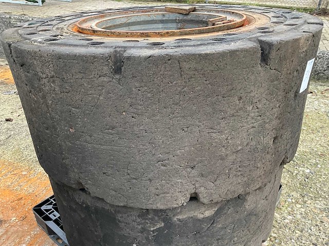 20.5-25 volrubber industrie band met velg (4x) - afbeelding 6 van  9