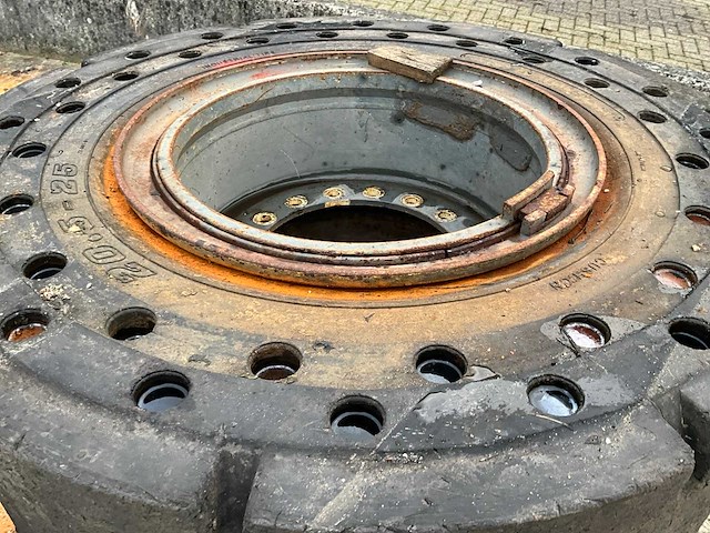 20.5-25 volrubber industrie band met velg (4x) - afbeelding 9 van  9