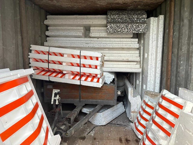 20ft zeecontainer met slede - inclusief inhoud - opslagcontainer divers bouwmateriaal - afbeelding 1 van  6