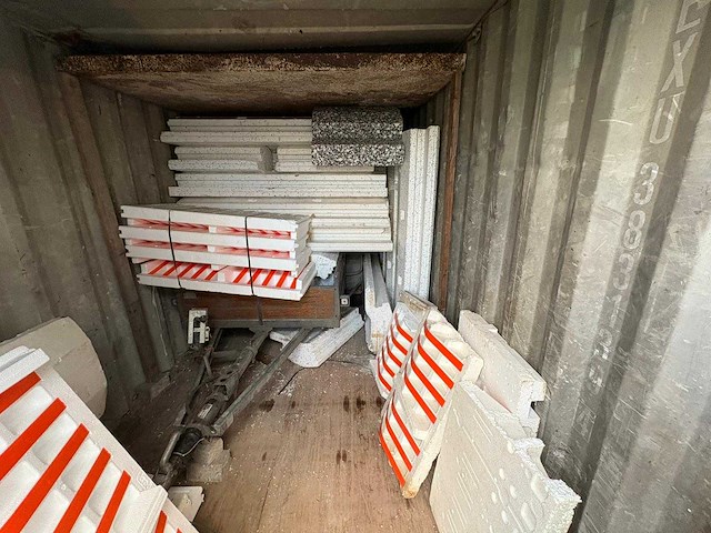 20ft zeecontainer met slede - inclusief inhoud - opslagcontainer divers bouwmateriaal - afbeelding 1 van  4