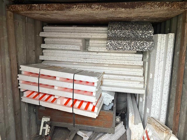 20ft zeecontainer met slede - inclusief inhoud - opslagcontainer divers bouwmateriaal - afbeelding 2 van  4