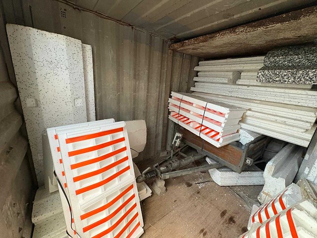 20ft zeecontainer met slede - inclusief inhoud - opslagcontainer divers bouwmateriaal - afbeelding 3 van  4