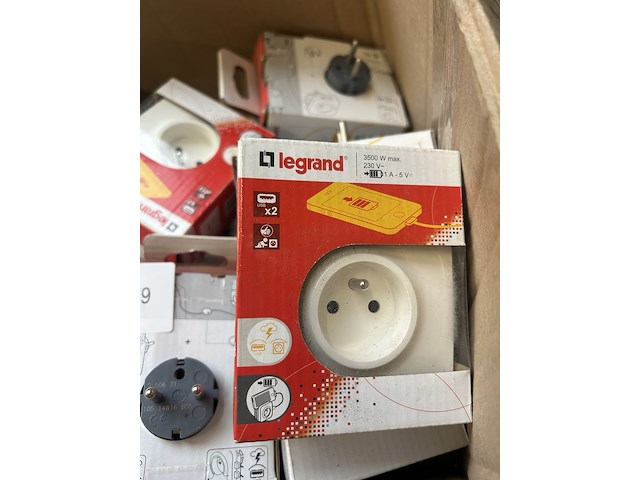 20x doorvoerstekker, 2x usb wit legrand - afbeelding 2 van  4