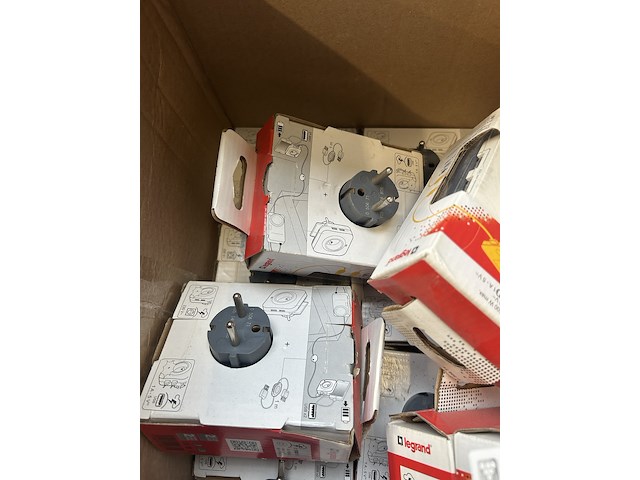 20x doorvoerstekker, 2x usb wit legrand - afbeelding 3 van  4