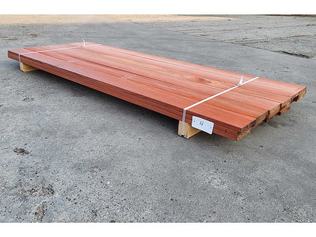 21 x padouk planken 21 x 140mm , lengte 215 cm ( 6.3 m2 ) - afbeelding 1 van  4