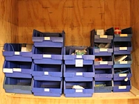 22 kunststof stapelbare bakjes, enkele gevuld met elektra producten.