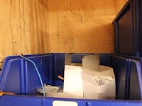 22 kunststof stapelbare bakjes, enkele gevuld met elektra producten. - afbeelding 2 van  4