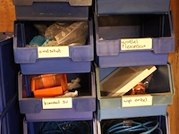 22 kunststof stapelbare bakjes, enkele gevuld met elektra producten. - afbeelding 4 van  4