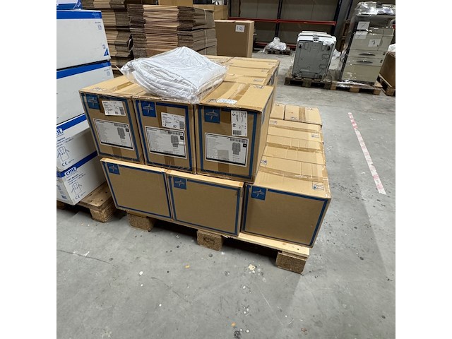 22x doos wegwerp labjassen, medline, nonesw500m, wit - afbeelding 1 van  3