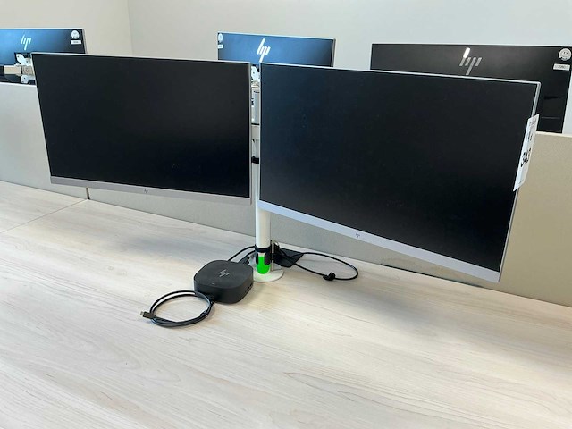 22x hp monitor met 11 dockingstations - afbeelding 1 van  15