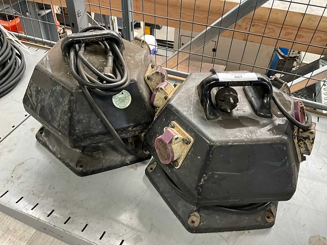 230 v - 24 v omvormer (2x) - afbeelding 1 van  2