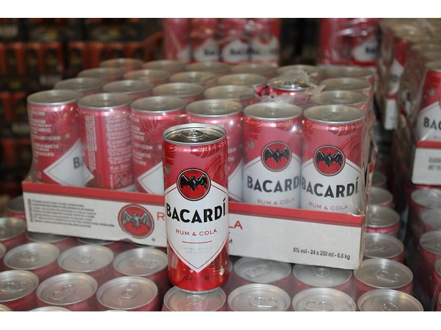 24 blikken bacardi cola 0,25cl. tht 11-2026. bod inclusief statiegeldwaarde van 3,60 euro. - afbeelding 1 van  1