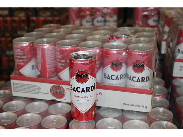 24 blikken bacardi cola 0,25cl. tht 11-2026. bod inclusief statiegeldwaarde van 3,60 euro. - afbeelding 1 van  2