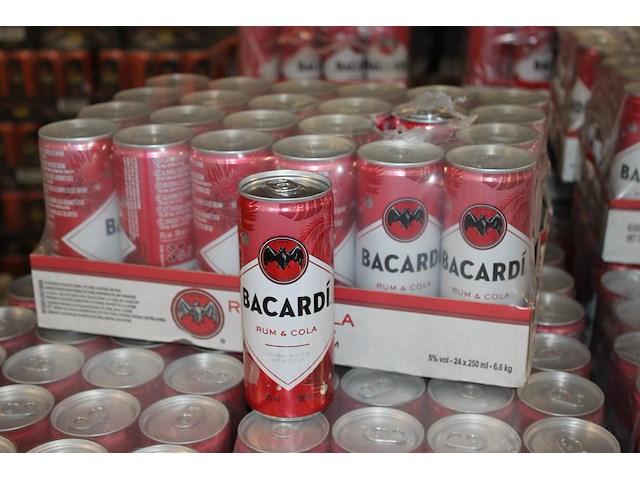 24 blikken bacardi cola 0,25cl. tht 11-2026. bod inclusief statiegeldwaarde van 3,60 euro. - afbeelding 1 van  2