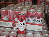24 blikken bacardi cola 0,25cl. tht 11-2026. bod inclusief statiegeldwaarde van 3,60 euro. - afbeelding 1 van  2