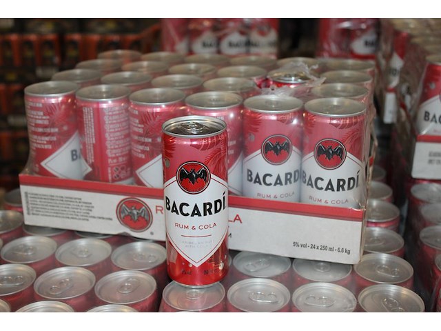 24 blikken bacardi cola 0,25cl. tht 11-2026. bod inclusief statiegeldwaarde van 3,60 euro. - afbeelding 1 van  2
