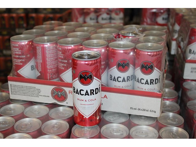 24 blikken bacardi cola 0,25cl. tht 11-2026. bod inclusief statiegeldwaarde van 3,60 euro. - afbeelding 1 van  2
