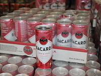 24 blikken bacardi cola 0,25cl. tht 11-2026. bod inclusief statiegeldwaarde van 3,60 euro. - afbeelding 1 van  2