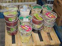 24 emmers haribo en trolli snoepgoed w.o. witte muizen, bananen en giant strawbs. - afbeelding 1 van  2