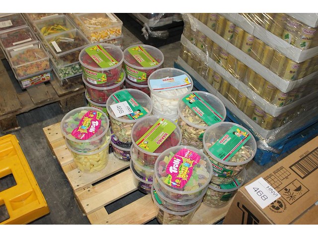 24 emmers haribo en trolli snoepgoed w.o. witte muizen, bananen en giant strawbs. - afbeelding 2 van  2