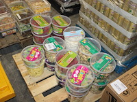 24 emmers haribo en trolli snoepgoed w.o. witte muizen, bananen en giant strawbs. - afbeelding 2 van  2