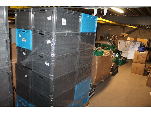 24 kunststof stapelbakken sunware met afmeting 60 x 40 x 37 cm op pallet. let op: kavel is onderdeel van co... onderdeel van combinatiekavel combinatiekavel van 24 pallets met 24 /48 kunststof stapelbakken sunware met afmeting 30/60 x 40 x 37 cm. kavels f0188 t/m f0211 - afbeelding 1 van  2