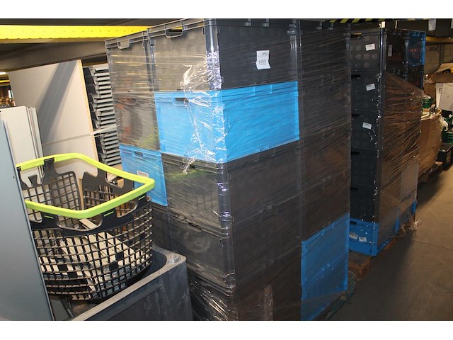 24 kunststof stapelbakken sunware met afmeting 60 x 40 x 37 cm op pallet. let op: kavel is onderdeel van co... onderdeel van combinatiekavel combinatiekavel van 24 pallets met 24 /48 kunststof stapelbakken sunware met afmeting 30/60 x 40 x 37 cm. kavels f0188 t/m f0211 - afbeelding 1 van  2