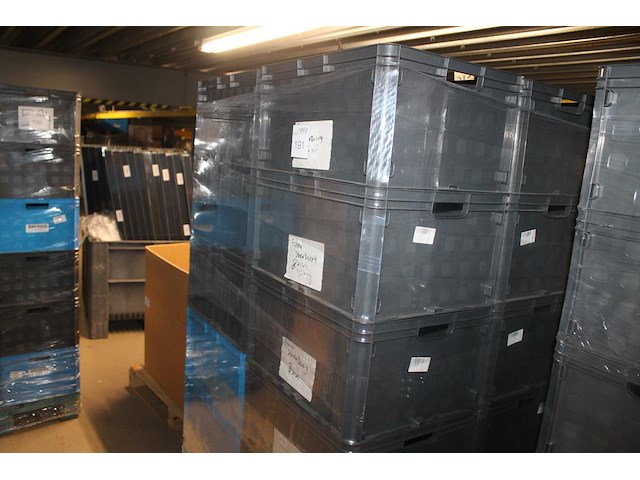 24 kunststof stapelbakken sunware met afmeting 60 x 40 x 37 cm op pallet. let op: kavel is onderdeel van co... onderdeel van combinatiekavel combinatiekavel van 24 pallets met 24 /48 kunststof stapelbakken sunware met afmeting 30/60 x 40 x 37 cm. kavels f0188 t/m f0211 - afbeelding 1 van  2