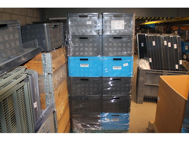 24 kunststof stapelbakken sunware met afmeting 60 x 40 x 37 cm op pallet. let op: kavel is onderdeel van co... onderdeel van combinatiekavel combinatiekavel van 24 pallets met 24 /48 kunststof stapelbakken sunware met afmeting 30/60 x 40 x 37 cm. kavels f0188 t/m f0211 - afbeelding 2 van  2