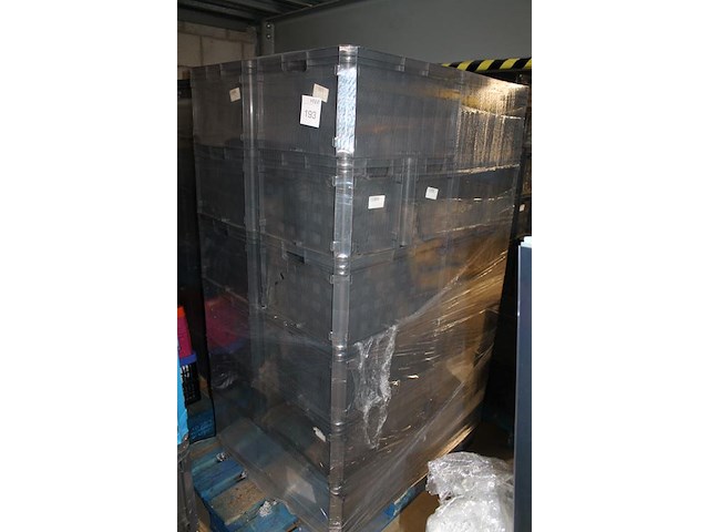 24 kunststof stapelbakken sunware met afmeting 60 x 40 x 37 cm op pallet. let op: kavel is onderdeel van co... onderdeel van combinatiekavel combinatiekavel van 24 pallets met 24 /48 kunststof stapelbakken sunware met afmeting 30/60 x 40 x 37 cm. kavels f0188 t/m f0211 - afbeelding 1 van  2