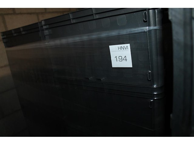 24 kunststof stapelbakken sunware met afmeting 60 x 40 x 37 cm op pallet. let op: kavel is onderdeel van co... onderdeel van combinatiekavel combinatiekavel van 24 pallets met 24 /48 kunststof stapelbakken sunware met afmeting 30/60 x 40 x 37 cm. kavels f0188 t/m f0211 - afbeelding 1 van  2