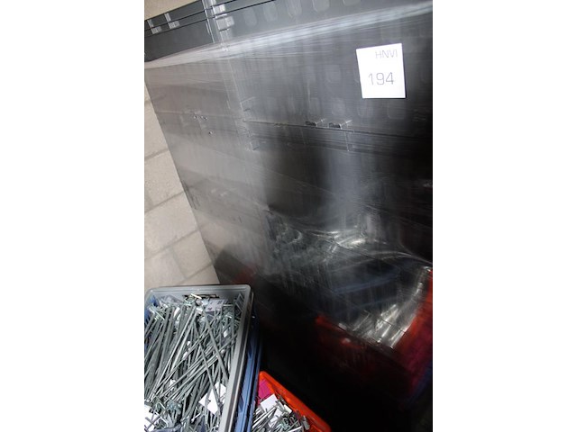 24 kunststof stapelbakken sunware met afmeting 60 x 40 x 37 cm op pallet. let op: kavel is onderdeel van co... onderdeel van combinatiekavel combinatiekavel van 24 pallets met 24 /48 kunststof stapelbakken sunware met afmeting 30/60 x 40 x 37 cm. kavels f0188 t/m f0211 - afbeelding 2 van  2