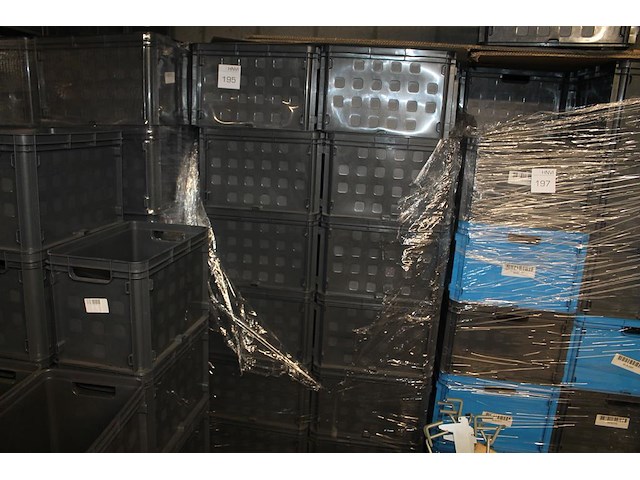 24 kunststof stapelbakken sunware met afmeting 60 x 40 x 37 cm op pallet. let op: kavel is onderdeel van co... onderdeel van combinatiekavel combinatiekavel van 24 pallets met 24 /48 kunststof stapelbakken sunware met afmeting 30/60 x 40 x 37 cm. kavels f0188 t/m f0211 - afbeelding 1 van  2